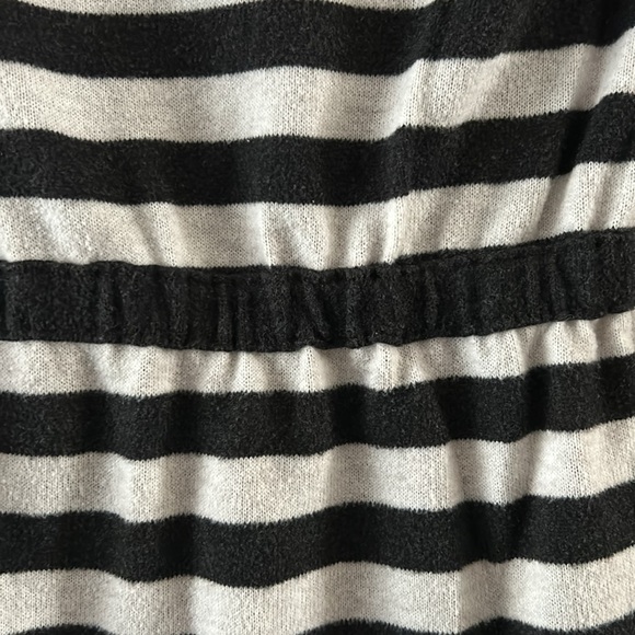 H&M stripe girl’s dress size 6-8 yrs old - Picture 6 of 6